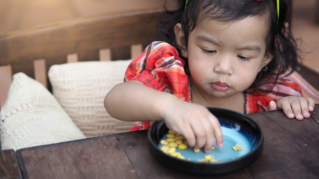 Ilustrasi bayi makan kacang. Foto: Shutter Stock