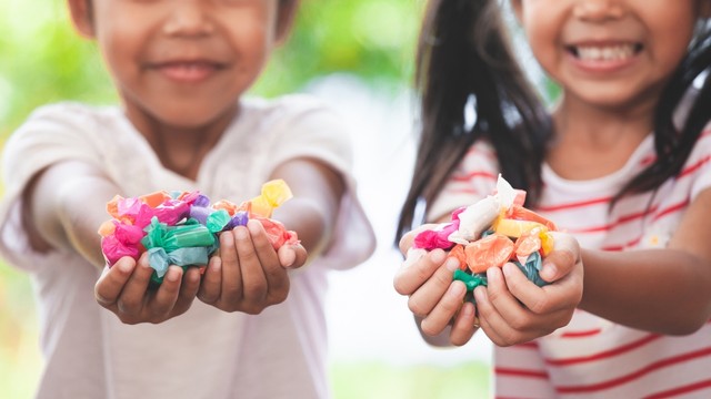 Ilustrasi anak suka jajan permen. Foto: Shutter Stock