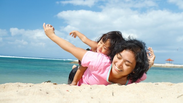 Ilustrasi ibu dan anak main di luar ruma. Foto: Shutterstock