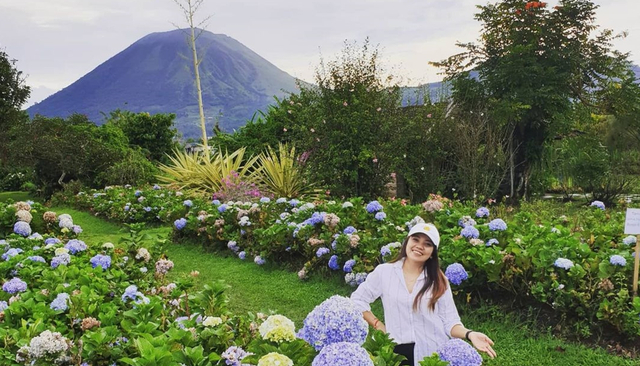 Wisatawan yang tengah menikmati keindahan Kota Bunga Tomohon Foto: Instagram @wulan_pinontoan