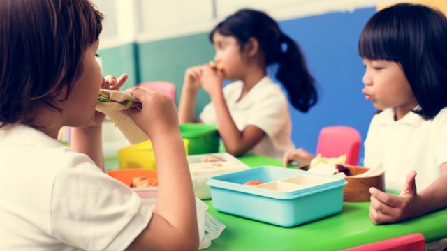 Ilustrasi anak makan bekal di sekolah. Foto: Shutter Stock
