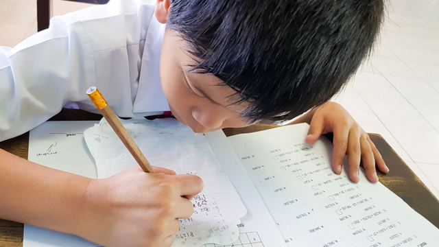 Anak mengerjakan tes atau ulangan matematika. Foto: Shutter Stock