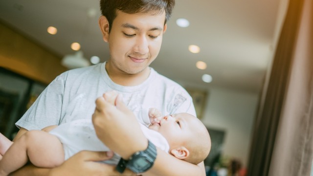 Ayah menggendong bayi. Foto: Shutterstock