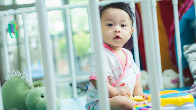 Kenapa Ya Bayi atau Balita Bangun Dini Hari? Ternyata Ada Alasannya, Moms! Foto: Shutter Stock