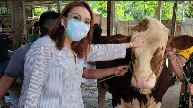 Momen Ayu Ting Ting Jadi Tukang Potong Daging Kurban, Gayanya Curi Perhatian (27950)