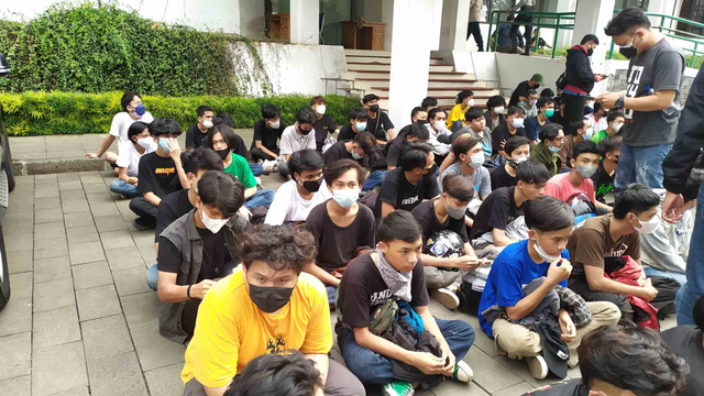Sejumlah pemuda yang mengikuti aksi di Balai Kota Bandung diamankan
oleh polisi. Foto: Rachmadi Rasyad/kumparan