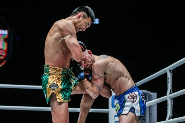 Petchmorakot meluncurkan serangan lutut tajam pada Charlie Peters dalam sebuah laga Muay Thai. Foto: ONE Championship