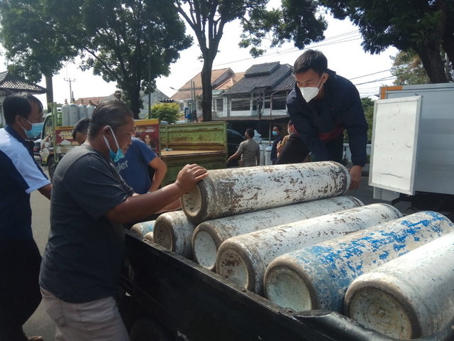 Tampak sejumlah petugas saat mengangkut tabung oksigen yang hendak dikirim ke beberapa rumah sakit di Kabupaten Kuningan, Jawa Barat. (Andri)