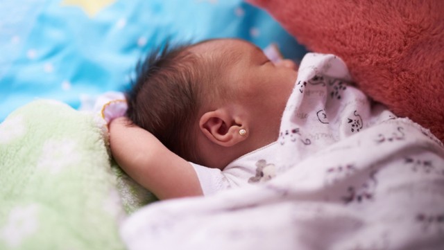 Ilustrasi bayi dengan telinga ditindik. Foto: Shutter Stock