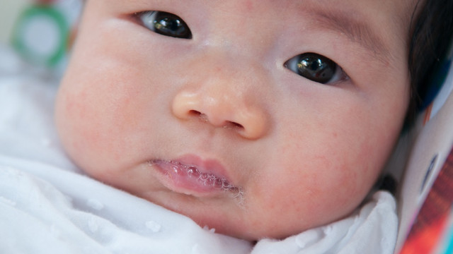 Ilustrasi bayi bermain ludah. Foto: Shutter Stock