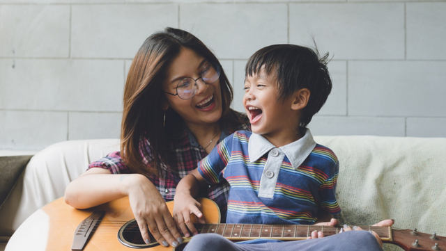 Ilustrasi anak dan ibu bernyanyi bersama. Foto: Shutter Stock