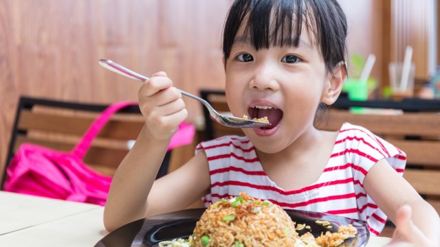Ilustrasi anak makan nasi goreng. Foto: Shutter Stock