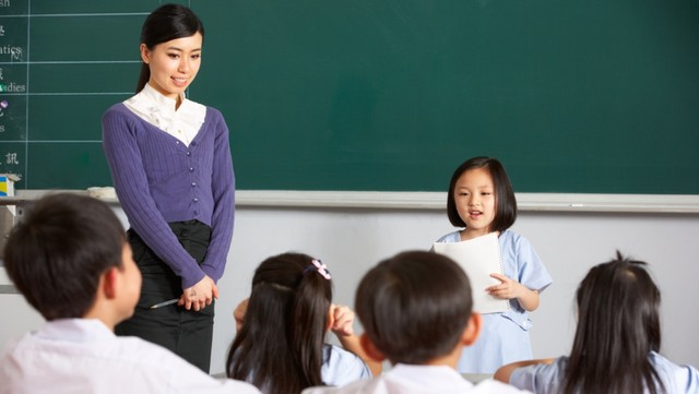 Ilustrasi anak memperkenalkan diri di depan kelas. Foto: Shutter Stock