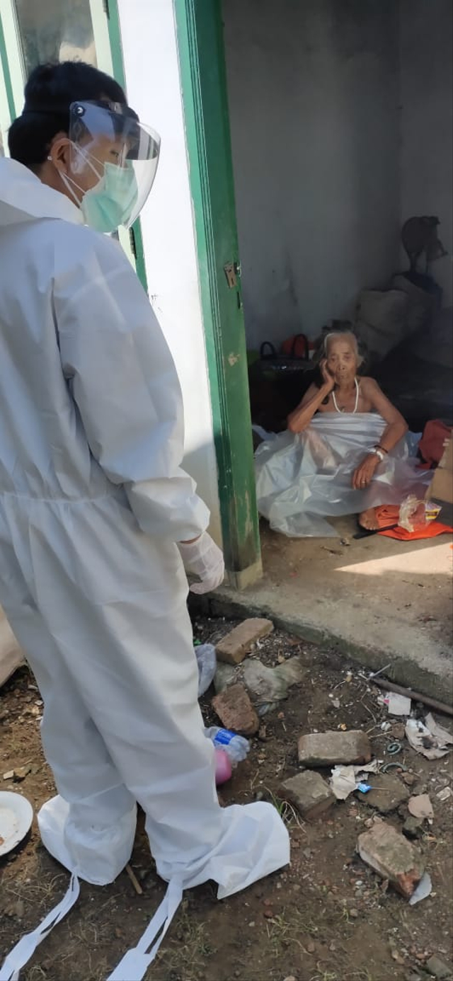  Surtiah (70 tahun) ibu yang peluk jasad anaknya, diketahui tidak memiliki rumah. Tempat tinggalnya saat kini, merupakan bangunan yang belum terpakai milik warga Desa Rawa Dalem Kecamatan Balongan Kabupaten Indramayu. (Tomi Indra)