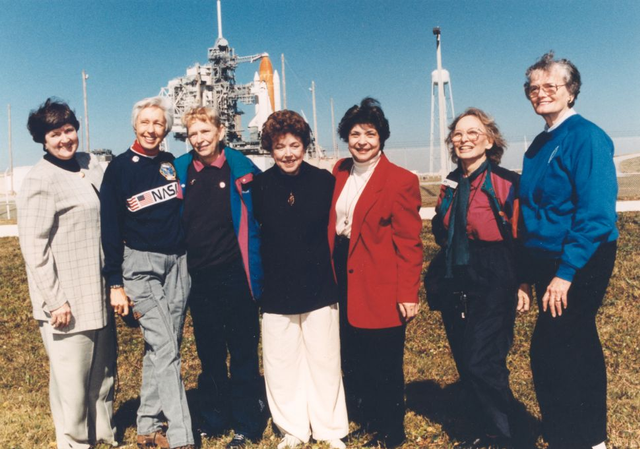 Wally Funk (kedua dari kiri). Foto: NASA