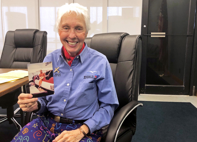 Wally Funk memegang foto dirinya di International Women's Air and Space Museum di Cleveland, Ohio, AS pada 29 Maret 2019. Foto: Elizabeth Culliford/Reuters