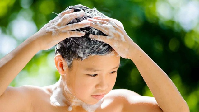 Ilustrasi anak mandi. Foto: Shutter Stock