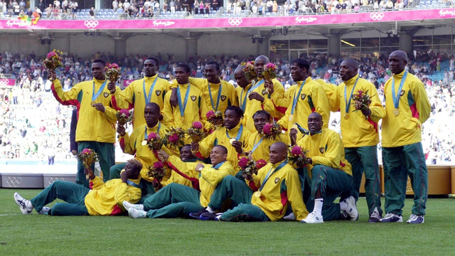 Tim Kamerun merayakan kemenangan saat meraih Medali Emas usai melawan Spanyol di Olimpiade Sydney 2000. Foto: Robert Cianflone/ALLSPORT/Getty Images