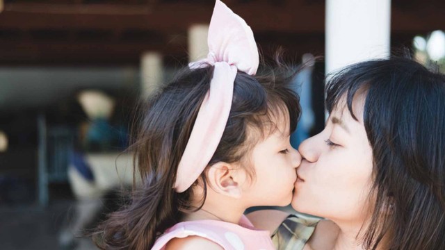 Ilustrasi ibu mencium bibir anak. Foto: Shutter Stock