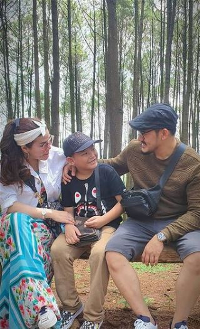 5 Potret Hangat Kenangan Mendiang Alino Octavian Bersama Istri dan Putranya (84683)