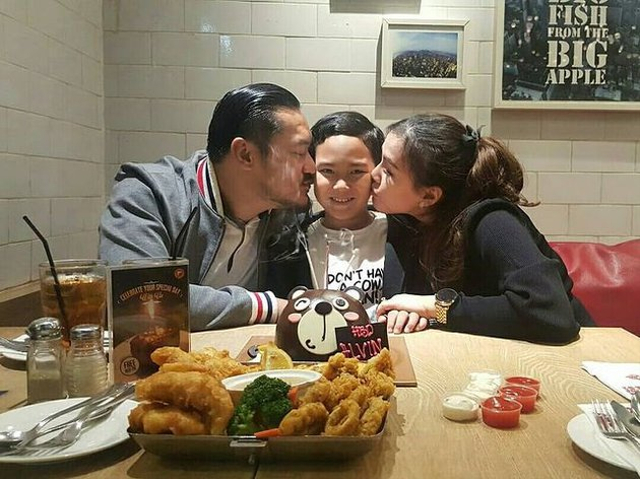 5 Potret Hangat Kenangan Mendiang Alino Octavian Bersama Istri dan Putranya (84684)