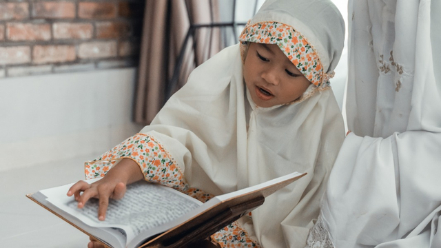 Ilustrasi anak baca Al-Quran. Foto: Shutter Stock