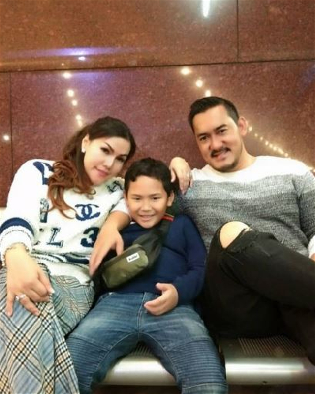 5 Potret Hangat Kenangan Mendiang Alino Octavian Bersama Istri dan Putranya (84687)