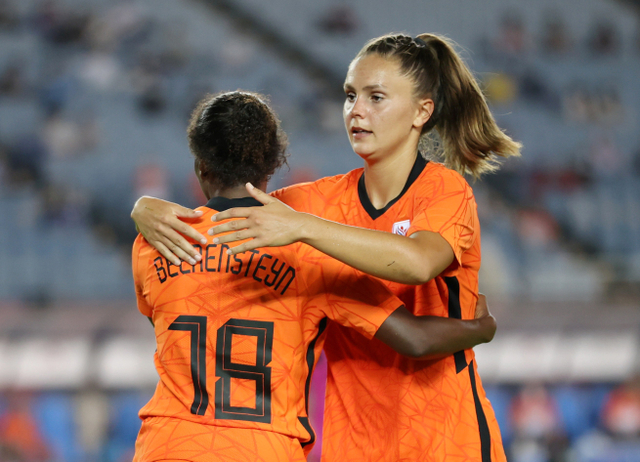 Pemain Belanda melakukan selebrasi usai mencetak gol ke gawang Zambia pada Olimpiade Tokyo 2020 di Stadion Miyagi, Miyagi, Jepang. Foto: Molly Darlington/Reuters