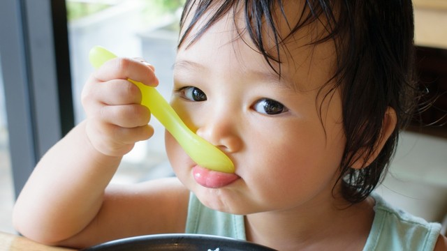 Ilustrasi anak balita makan. Foto: Shutter Stock