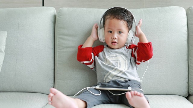 Anak Suka Pakai Headphone, Apa Bahayanya? (73699)