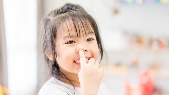 Ilustrasi anak balita ngupil. Foto: Shutter Stock