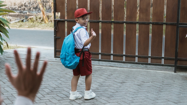 Ilustrasi anak berangkat sekolah. Foto: Shutter Stock