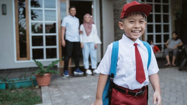 Ilustrasi anak berangkat sekolah sendiri. Foto: Shutter Stock