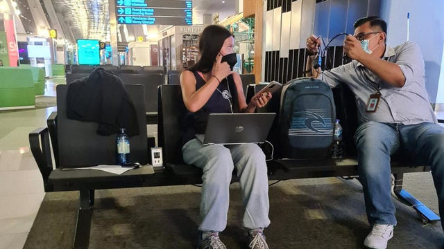 Kemenkumham Bali mendeportasi WN Rusia di Bali yang keluyuran saat positif COVID-19. Foto: Kemenkumham Bali