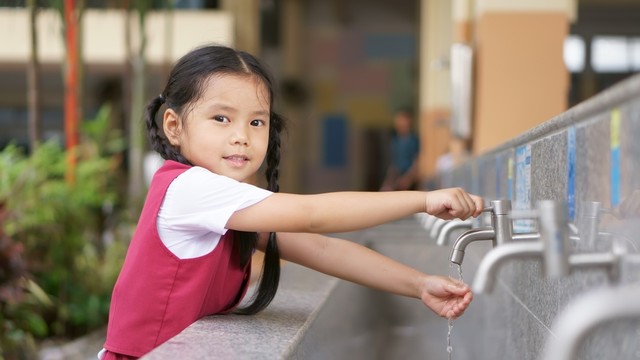 Ilustrasi anak cuci tangan di sekolah. Foto: Shutter Stock