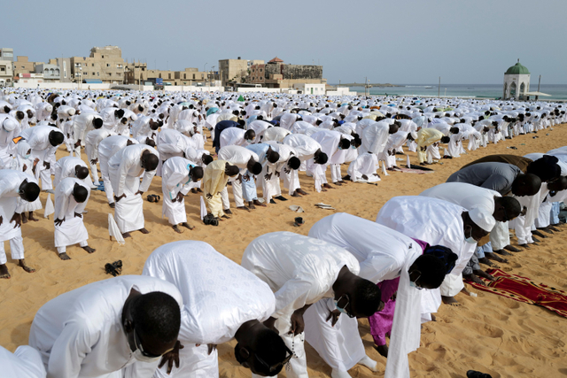 Foto: Muslim Layene Senegal Rayakan Idul Adha di Pantai Yoff (125677)