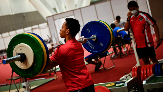 Foto: Latihan Atlet Angkat Besi RI Jelang Berlaga di Olimpiade Tokyo 2020 (73793)