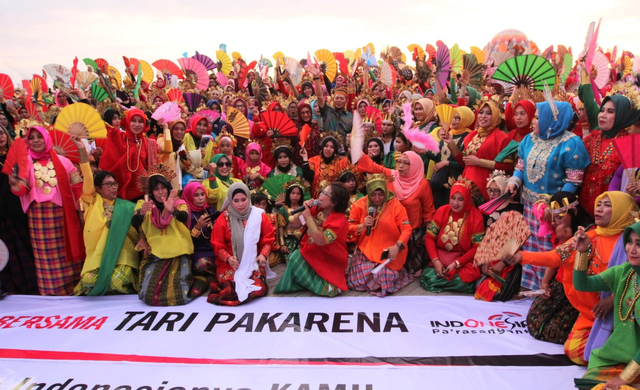 Ilustrasi gerakan tari Kipas Pakarena yang menyimbolkan kelembutan perempuan Sulawesi Selatan. Sumber: Pemerintah Kota Makassar
