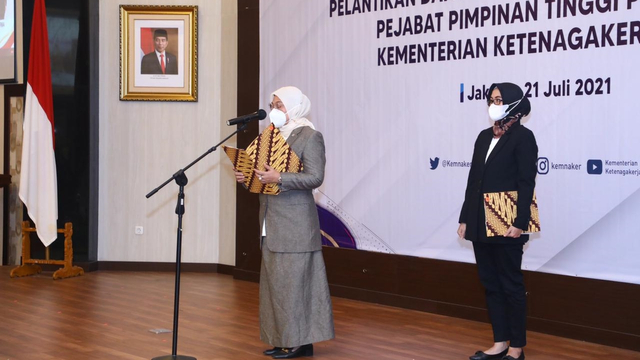 Menaker Ida Fauziyah, melantik 18 Pejabat Tinggi Pratama (eselon II) Kemenaker pada Rabu (21/7). Foto: Dok. Kemenaker