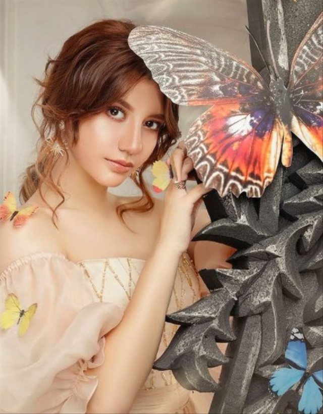 9 Gaya Pemotretan Cassandra Lee Bertema Kerajaan, Memesona Bak Putri Raja (90042)