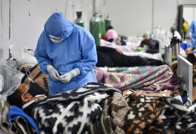 Tim medis merawat pasien COVID-19 di rumah sakit. Foto: Diego Ramos/AFP