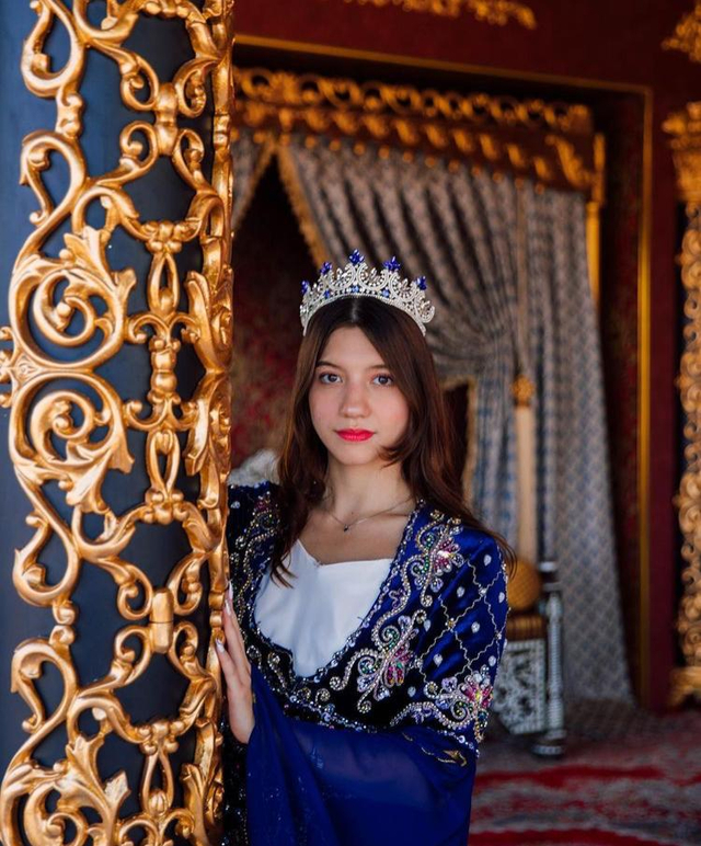 9 Gaya Pemotretan Cassandra Lee Bertema Kerajaan, Memesona Bak Putri Raja (90049)