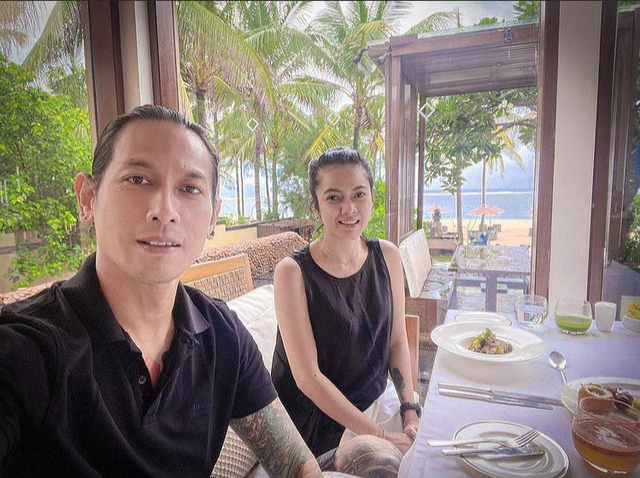 Biasa Sangar, Intip 7 Potret Mesra Chef Juna Bareng Pacar yang Jarang Tersorot (28796)