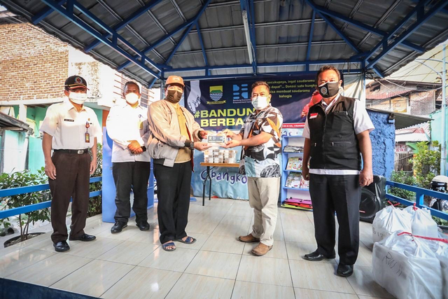 Tak Ingin Warganya Kelaparan, Oded Gerakan Bandung Berbagi (190910)