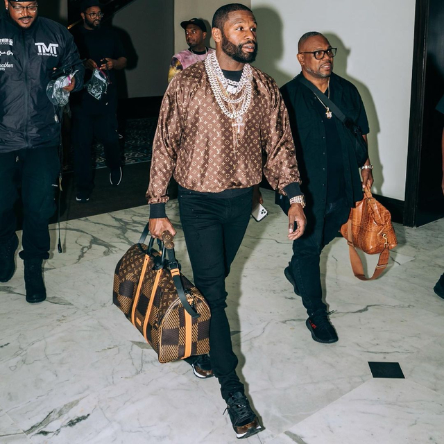 Floyd Mayweather Jr. Rangkul Mantan saat Tunangannya Liburan di Las Vegas (90716)