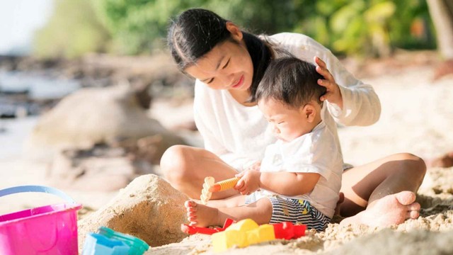 Ilustrasi ibu dan bayi di pantai. Foto: Shutterstock