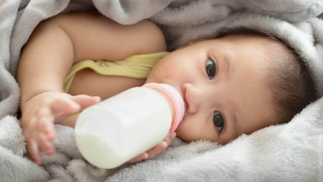 Ilustrasi bayi minum susu formula. Foto: Shutter Stock