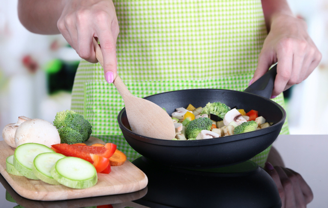 Ilustrasi ibu memasak sayuran. Foto: Shutterstock