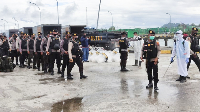 Sebanyak 115 personel polisi dari Polres Biak dan Waropen digeser ke Nabire untuk pengamanan pilkada ulang. (Dok Humas Polda Papua)  