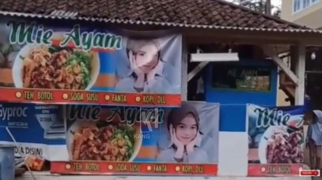 6 Potret Warung Mi Ayam Lesti Kejora, Gerobak Birunya yang Sederhana Ikonik (85970)